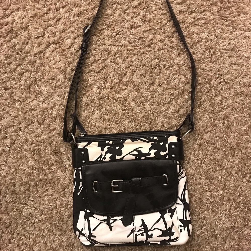 Black and white Mandani pullover bag